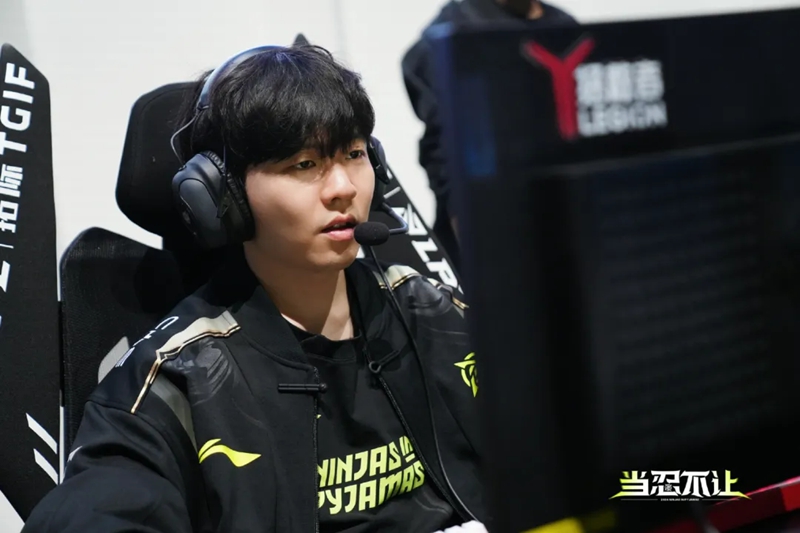 包含Rookie迎来二十赛季高光表现,FPX球迷沸腾!的词条